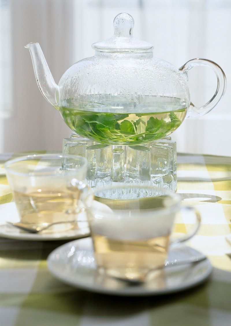 Théière transparente et deux tasses prêtes pour une infusion